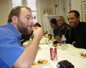 00Simon beim Essen in �thiopischer GEmeinde.jpg